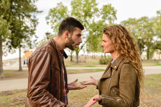 Muž so ženou v parku, nezhody, argumentácie