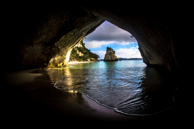 Pohľad na more z jaskyne so vstupom z vody