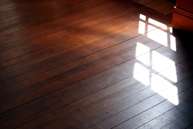 Drevená podlaha, svetlo z okien